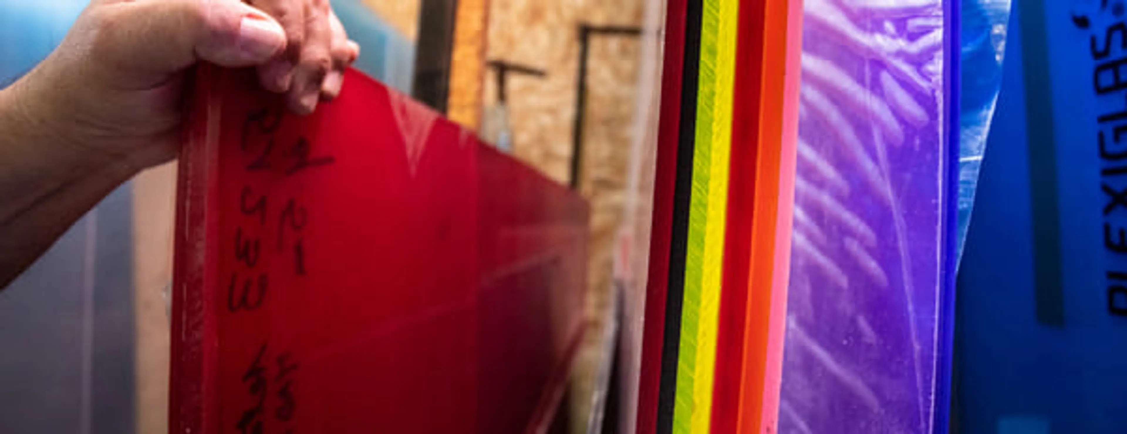 Plaques de matériaux colorés