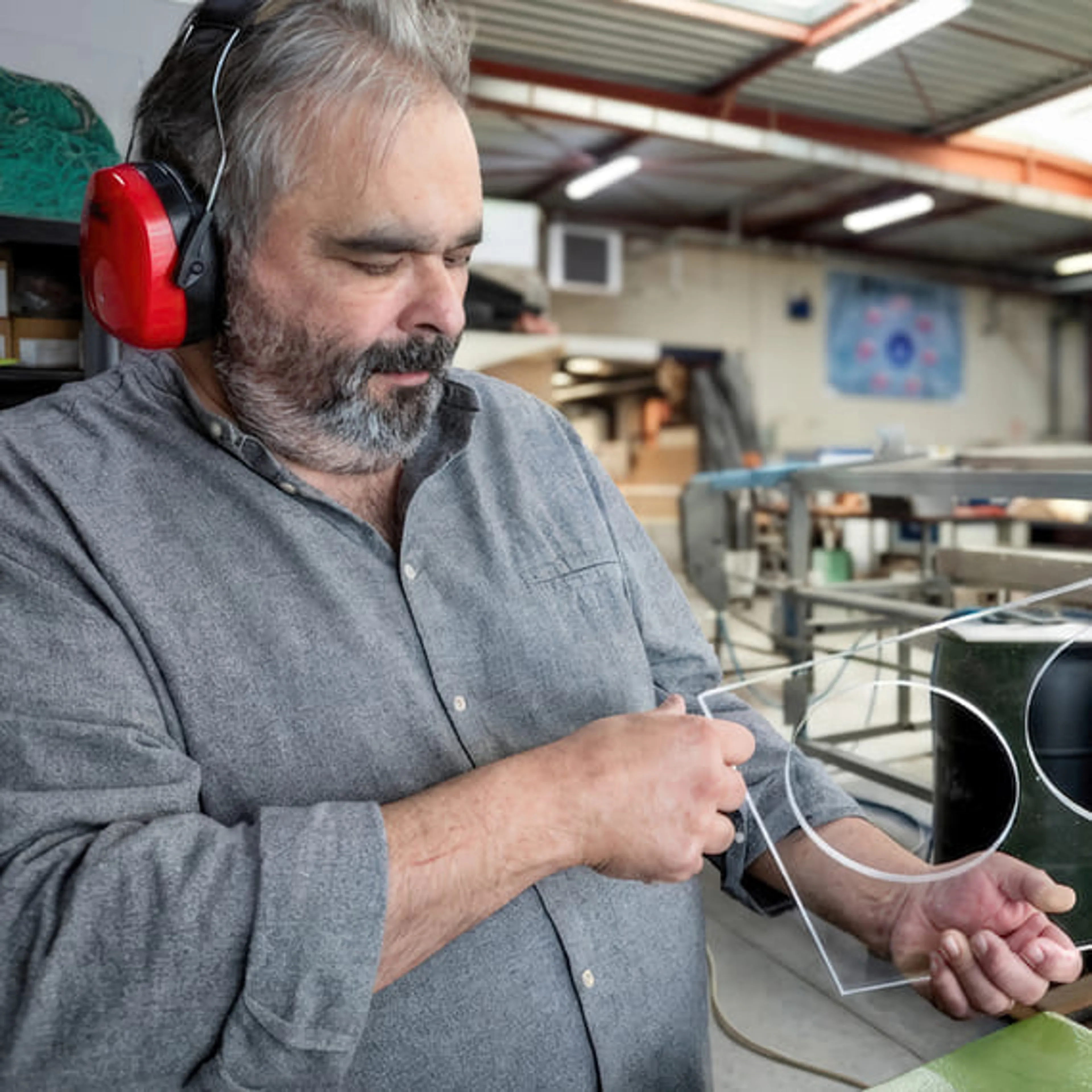 Une personne dans un atelier de fabrication